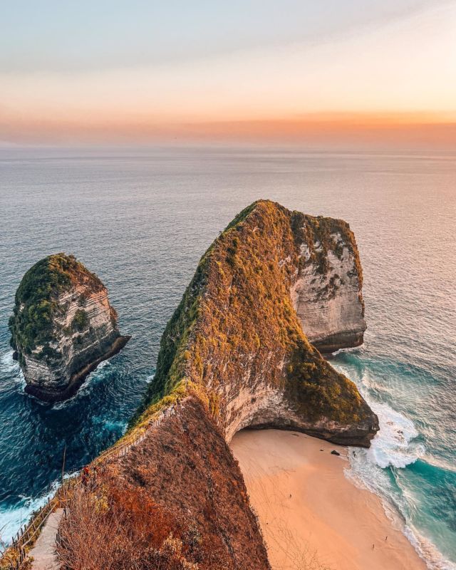🌴 Kelingking Beach, Nusa Penida 🌴

🇫🇷 (English in comments) 
Kelingking beach est un des endroits qui fait la réputation de Nusa Penida. Et pour cause… c’est assez magique. ✨

Beaucoup de gens se limitent à la découvrir d’en haut, où la vue est effectivement superbe (et les plus chanceux profitent d’un point de vue encore plus époustouflant avec un drone). Mais il est également possible de descendre sur la plage, pourvu qu’on soit un minimum préparé. 👟

Je vous partage les petits conseils que j’ai reçus et des choses que j’ai moi-même expérimentées, si jamais vous avez la chance d’y aller prochainement.

✔️ Dans la mesure du possible, allez-y en fin de journée. La roche change de couleur à mesure que la journée s’achève et le coucher de soleil est magnifique. Il y a en plus moins de monde. 
 ✔️ Si vous descendez sur la plage, prévoyez des baskets (pas des tongs ! 🩴) parce que si le début est assez facile grâce aux marches, ça se corse vite et le sentier est extrêmement raide, glissant et accidenté (n’y allez pas avec des petits enfants…). Il faut se tenir aux rampes et ce n’est pas évident partout à cause du monde qui se croise. 
✔️ Les vêtements que vous portez seront bons pour la machine à laver à cause de la poussière… Donc si vous voulez une jolie tenue pour faire des photos avec la vue, pensez à prendre des fringues qui peuvent être dégueulassées pour la suite. 
✔️Le soleil se couche tôt à Bali donc prévoyez de remontez vers 17h30. À cette heure-là, les gens ne descendent plus donc vous croiserez moins de monde à la remontée. Vous profiterez de la fin du coucher de soleil une fois de retour en haut et ça vous permettra également de rentrer en scooter tant qu’il fait encore clair. 🌅

Vous tenteriez la descente ? 😃
___

#kelingking #kelingkingbeach #nusapenida #bali #viewpoint #baliindonesia #indonesia #nusapenidaisland #balitravel #trexbeach #sunset #nusapenidabli #enjoyingnature #timetoexplore #kelingkingbeachnusapenida