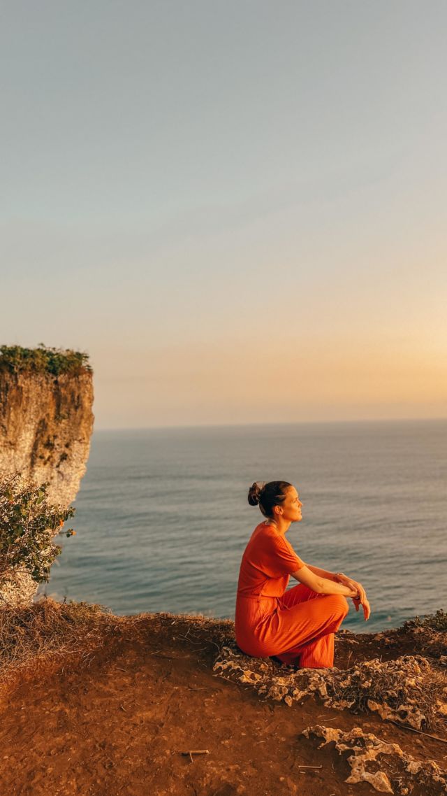 Prises de conscience ☸️

[English in comment 💬]

Cette année aura été riche en apprentissages et en prises de conscience. De profondes introspections m’ont fait avancer dans mon développement personnel, dans cette quête de moi-même entamée il y a un peu plus de 2 ans. 

Ça n’a pas toujours été agréable, voire même difficile, et pendant plusieurs mois très inconfortable. Pourtant, à contempler le chemin parcouru, un certain sentiment de fierté émerge. Même si la route est encore longue, j’avais envie de vous partager les pensées qui ont émergées en moi au cours de cette année 2023.

✨ Ma 2ème vie a commencé parce que j’ai réalisé que je n’en avais qu’une
Ce n’est que très récemment que j’ai compris que ce que j’ai vécu en début d’année était en fait cette prise de conscience-là. Ça a de loin été là plus inconfortable, celle qui m’a le plus chamboulée, mais c’est elle qui m’a drivée tout au long de l’année et qui m’a incitée à prendre certaines décisions. 

🌈 Le bonheur est dans l’instant présent
Cette phrase, je l’ai vue, lue et entendue des centaines de fois mais cette année, elle a enfin fait écho en moi. C’est en étant sans cesse dans le mental, à regretter des choses du passé, à envier la vie des autres ou à me demander quelles décisions prendre dans le futur que j’ai réalisé que je me déconnectais complètement de ma propre existence. En réapprenant à être pleinement présente dans l’instant, j’ai recommencé à me régaler des petits bonheurs de la vie et à la savourer intensément. 

⚜️ Prison dorée
Je me suis moi-même enfermée dans une sorte d’hyper-structure rigide dans laquelle j’étouffe. Elle est faite d’exigences, de pression et de schémas que je m’impose à moi-même. J’apprends petit à petit à en sortir en en prenant conscience et en m’autorisant à « être » plutôt qu’à « faire ». 

♥️ L’amour inconditionnel 
J’ai réalisé que l’inverse de l’amour inconditionnel, c’est l’amour sous conditions. J’ai le sentiment que je ne suis pas capable de ressentir l’amour inconditionnel, ni de la part de ceux qui m’aiment, ni pour ceux que j’aime. Mais je pense que mes enfants sont mes guides dans cet apprentissage.

[suite en commentaire]