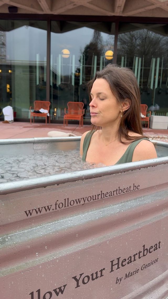 Wim Hof workshop at Mix 🧊

Une des croyances que j’ai décidé d’embrasser l’année dernière, c’est que si on sait être fort mentalement, on sait être fort physiquement. 

C’était mon deuxième bain de glace mais Marie de @_follow_your_heartbeat_ nous avait conseillé de vivre cette expérience avec des yeux d’enfants, alors j’ai fait comme si c’était la première fois. 

Ça peut paraître anodin pour certains comme ça peut sembler insurmontable pour d’autres. Mais comme dit Wim Hof @iceman_hof : “The sky is not the limit, the mind is. It is on the edge of our limits that we find the deepest growth. On this edge, we can choose to quit or go beyond what you thought was impossible”. 

Merci @mix.brussels de nous permettre de vivre ce genre d’expériences et merci Marie @_follow_your_heartbeat_ d’avoir été cette super coach 🙏🏻
___
#wimhof #wimhofmethod #wimhofbreathing #icebath #breathing #welllbeing #coldexposure #mixbrussels #selfgrowth #baindeglace #breathe #respire