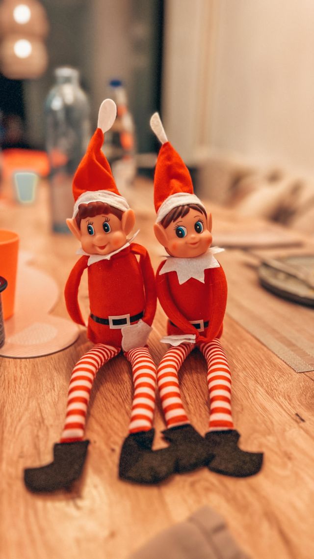 Elf on the shelf ideas 🎅🏻

Je sais que nombreux d’entre vous ont aimé suivre les aventures de Saperli & Popette au mois de décembre alors je vous ai fait une petite compile de toutes leurs bêtises, qui vous inspireront peut-être si vous les accueillez chez vous aussi. 🎄
Encore merci pour toutes celles que vous m’aviez partagées. En tout cas je ne serai pas à court d’inspiration pour leur retour au mois de décembre ! 💫
___ #elfontheshelf #elf #elfontheshelfideas #christmastraditions #lutins #lutindenoel #noel #christmas #christmasfun #christmasidea #calendrierdelavent #lutinfarceur