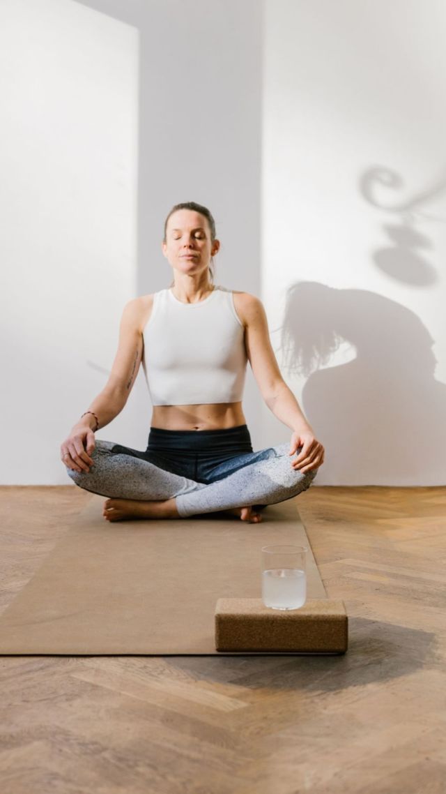 B i e n - ê t r e 🧘🏻‍♀️

Que ce soit intégré dans les mœurs ou qu’il s’agisse de pratiques alternatives ou spirituelles, chacune de ces activités me guide vers plus de clarté, vers l’épanouissement et la compréhension de mon chemin.

En 2023, j’ai continué ou entamé de nombreuses choses pour me sentir mieux, tant sur le plan mental que physique, mais aussi pour avancer dans mon développement personnel. 
✓ Sport 
✓ Thérapie avec une psychologue 
✓ Kinésiologie
✓ Coaching 
✓ Breathworks 
✓ Méditation 
✓ Marche nordique en forêt 
✓ Soins énergétiques 
✓ Massages thérapeutiques 
✓ Shamanisme 
✓ Human Design
✓ Voyance 
✓ Retraite spirituelle 

En 2024, je continue certaines de ces pratiques et me réjouis d’explorer de nouveaux rituels :
✓ Sport 
✓ Thérapie avec une psychologue 
✓ Kinésiologie
✓ Breathworks 
✓ Bains de glace/douches froides
✓ Méditation 
✓ Marche nordique en forêt 
✓ Soins énergétiques 
✓ Massages thérapeutiques 
✓ Astrologie 
✓ Fascias thérapie 
✓ Constellation familiale 
✓ … et toutes les opportunités qui se mettront sur mon chemin. 
Je sais que cette liste n’est pas encore exhaustive et que j’y ajouterai certainement d’autres pratiques, que j’aurai découvertes ou qui se seront présentées au cours de cette année. ✨

Et vous, que mettez-vous en place pour vous épanouir personnellement ? 🌸

___
📸 Cover pic by @elodie.deceuninck for @soseve.be